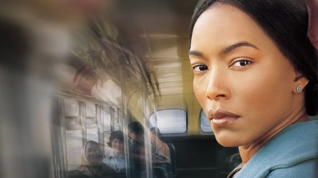 the rosa parks story 2002 filme Angela Bassett como Rosa Parks sentada em ônibus em cena de The Rosa Parks Story