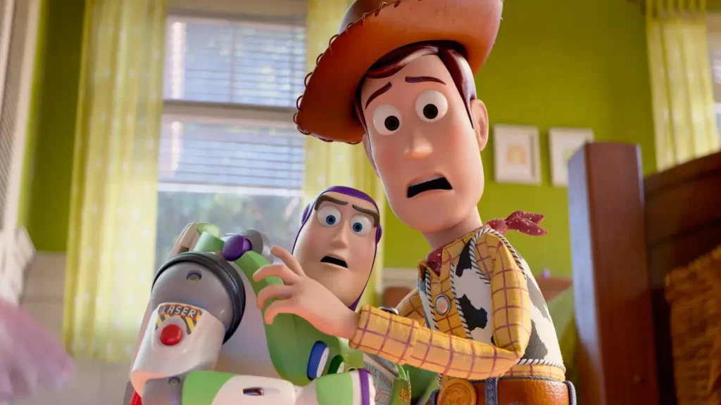 Cena de Toy Story 5 mostrando Woody e Buzz assustados em um quarto iluminado, imagem da animação de 2026 da Pixar.