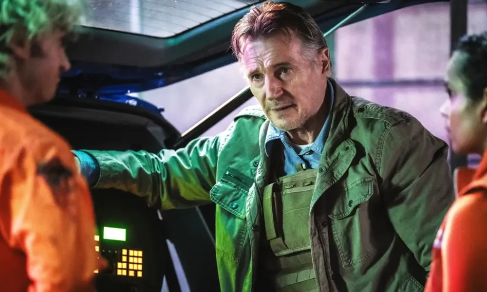 trailer alerta apocalipse 2026 Liam Neeson, Georgina Campbell e Joe Keery em cena do filme “Alerta Apocalipse” (2026), uma mistura de terror e comédia com estreia em 29 de janeiro de 2026.