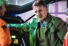 Liam Neeson, Georgina Campbell e Joe Keery em cena do filme “Alerta Apocalipse” (2026), uma mistura de terror e comédia com estreia em 29 de janeiro de 2026.