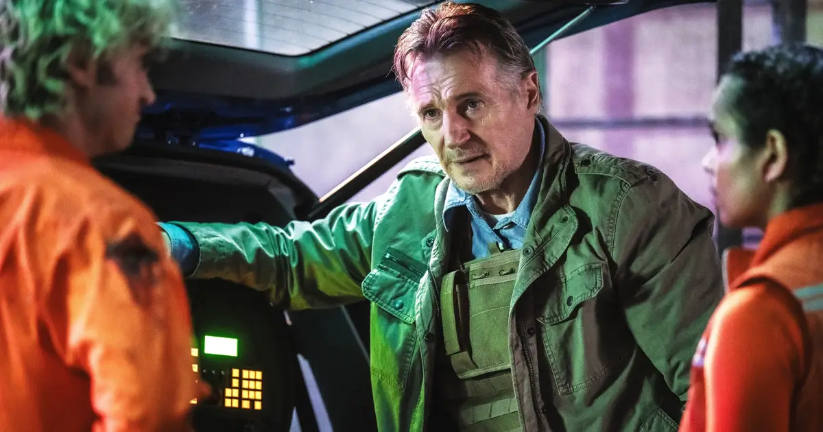 Liam Neeson, Georgina Campbell e Joe Keery em cena do filme “Alerta Apocalipse” (2026), uma mistura de terror e comédia com estreia em 29 de janeiro de 2026.