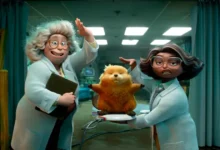 Cientistas apresentam um castor fofinho em cena da animação Cara de Um, Focinho de Outro (Hoppers), nova produção da Pixar com estreia em 05 de março no Brasil.