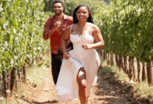 Cena romântica de Halle Bailey e Regé-Jean Page correndo em um vinhedo na Toscana no filme Tu e Eu na Toscana (2026).