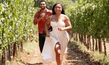 Cena romântica de Halle Bailey e Regé-Jean Page correndo em um vinhedo na Toscana no filme Tu e Eu na Toscana (2026).