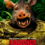 Javali chamado Boris sorrindo enquanto está enrolado por uma anaconda nos novos cartazes de Anaconda