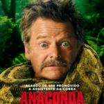 Steve Zahn encarando a câmera enquanto é envolvido por uma grande anaconda nos novos cartazes de Anaconda