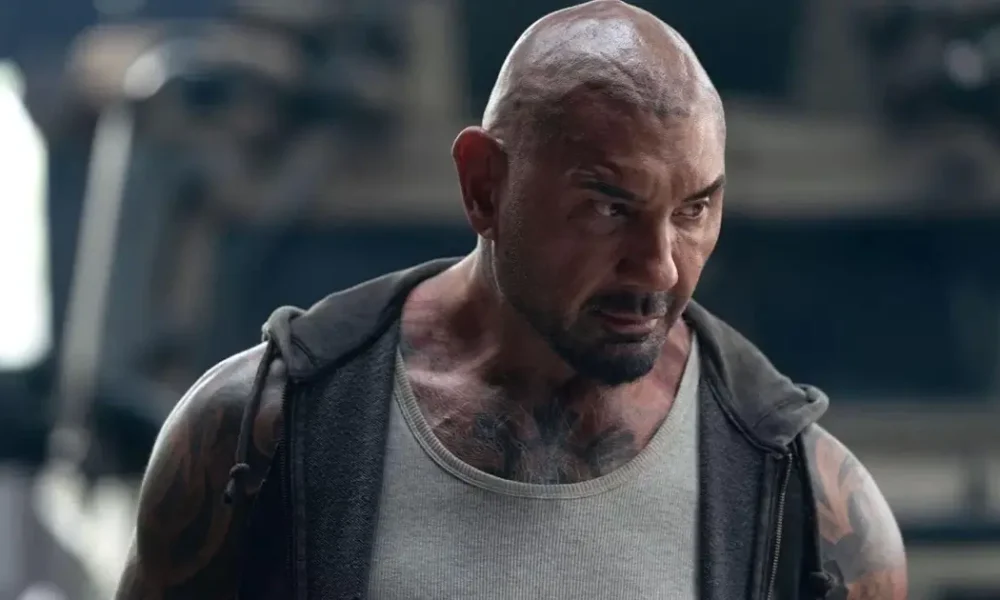 Dave Bautista como Ray Seale em Boca de Fumo (Trap House), filme de ação e crime que estreia no Prime Video em 31 de dezembro.