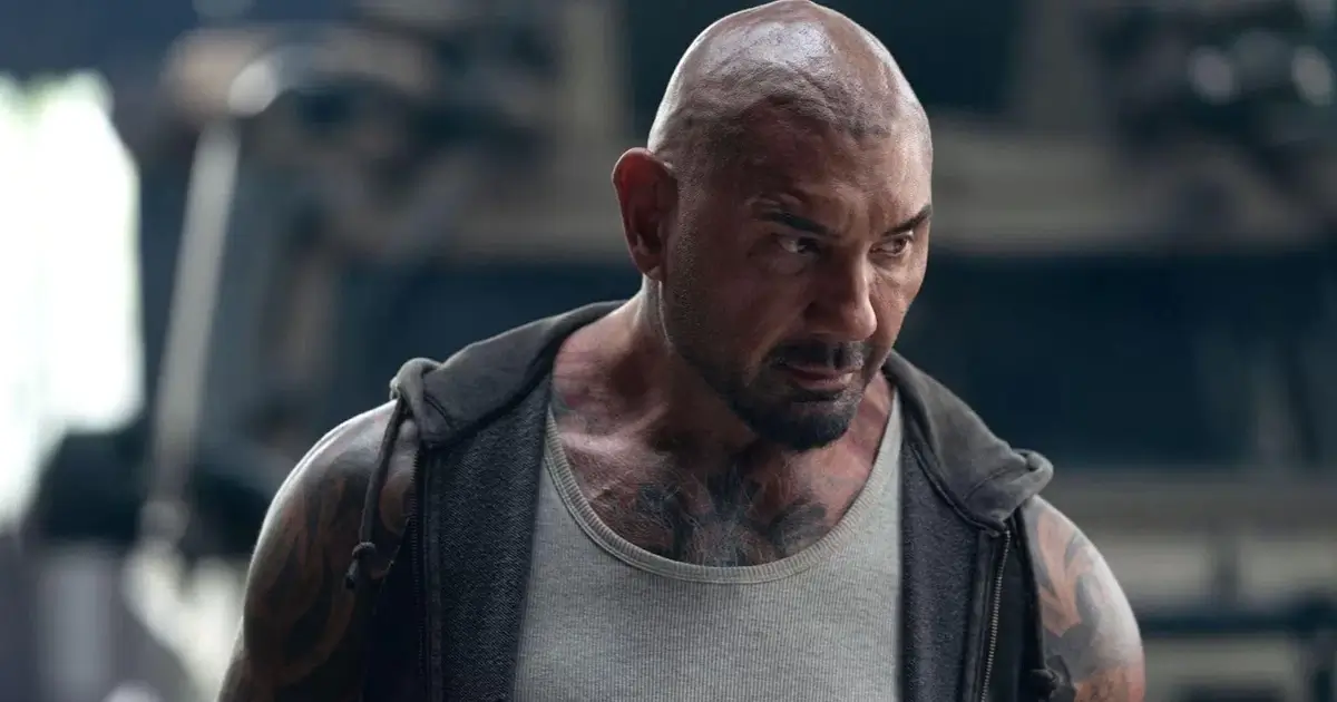 Dave Bautista como Ray Seale em Boca de Fumo (Trap House), filme de ação e crime que estreia no Prime Video em 31 de dezembro.
