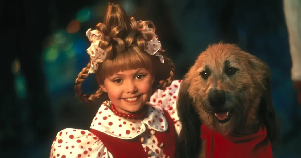 Taylor Momsen como Cindy Lou Quem ao lado do cachorro Max no filme O Grinch (2000).