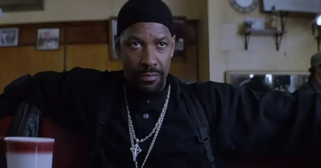 Denzel Washington interpreta o detetive Alonzo Harris em Dia de Treinamento, papel que lhe rendeu o Oscar de Melhor Ator.