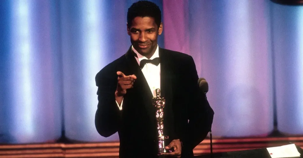 Denzel Washington segura o Oscar de Melhor Ator Coadjuvante por sua atuação em Tempo de Glória (1989), durante a cerimônia da Academia.