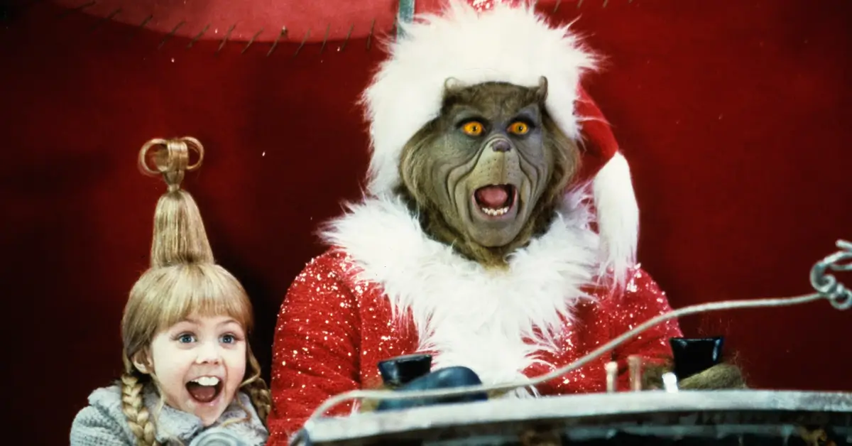 elenco de o grinch 2000 Cena do filme O Grinch (2000) com o Grinch vestido de Papai Noel e Cindy Lou Who sorrindo ao seu lado; imagem utilizada no especial “O elenco de ‘O Grinch’ 25 anos depois”.