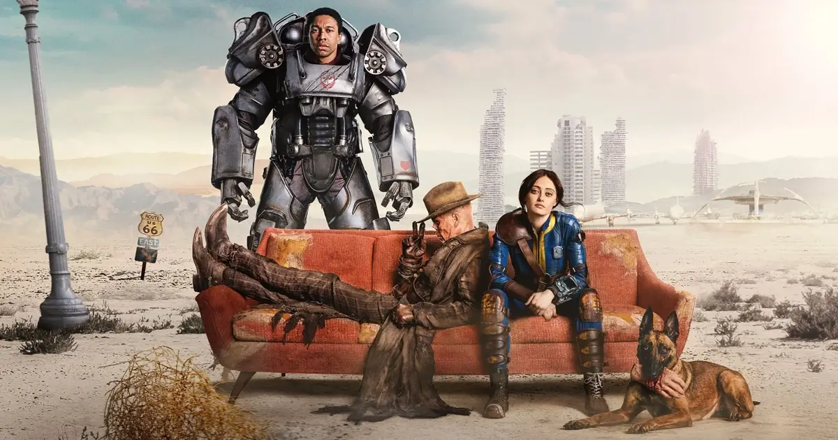 fallout resumo da primeira temporada Ella Purnell como Lucy MacLean, Aaron Moten como Maximus e Walton Goggins como The Ghoul em cena promocional — Resumo da 1ª temporada de Fallout.