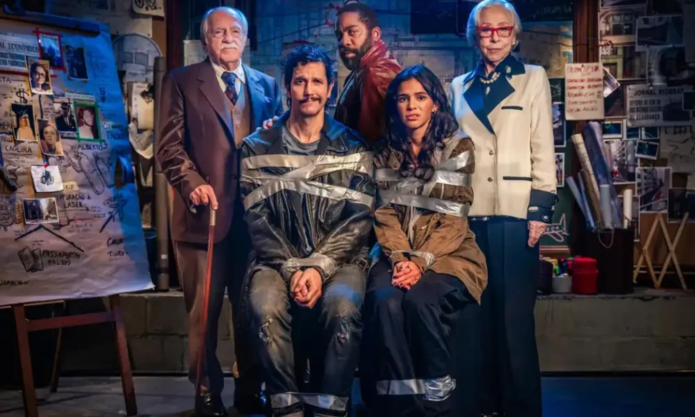 Elenco de “Velhos Bandidos” (2026) com Fernanda Montenegro, Ary Fontoura, Lázaro Ramos, Bruna Marquezine e Vladimir Brichta em cena, com dois personagens amarrados em ambiente investigativo.