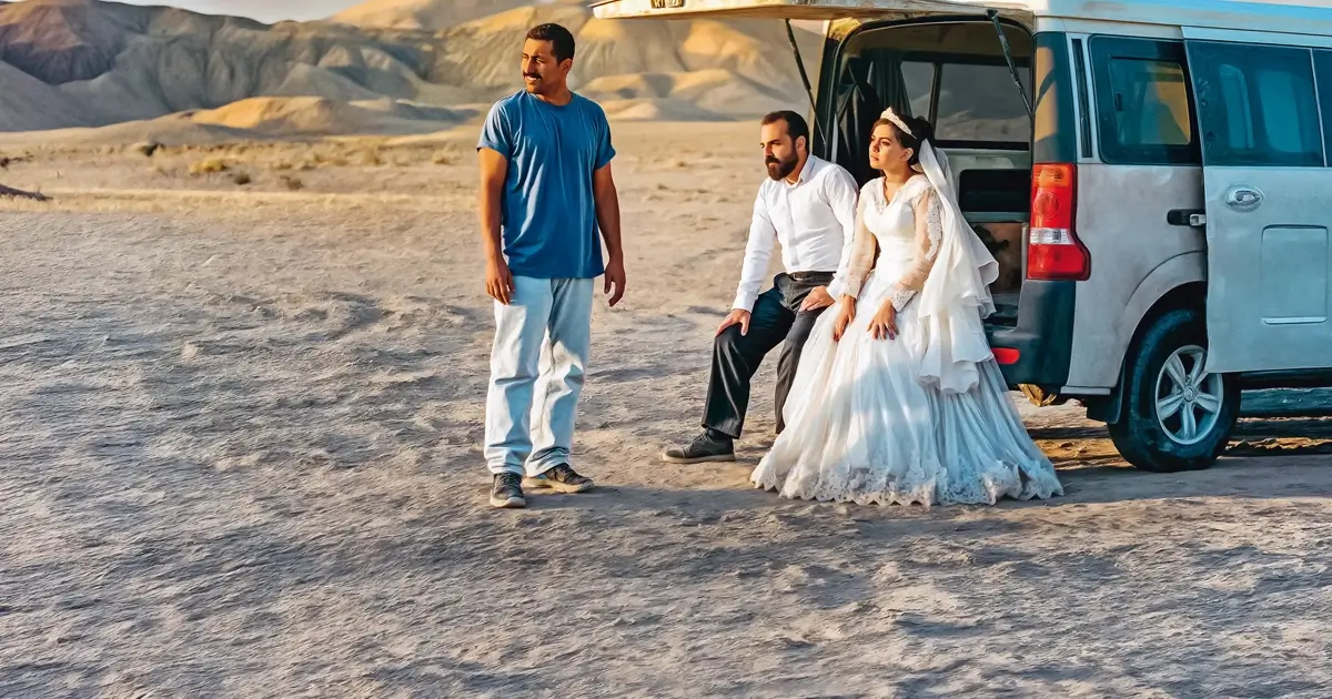 Cena do filme iraniano “Foi Apenas um Acidente”, destaque entre as estreias de 04 de dezembro de 2025, mostrando um casal vestido para casamento e um homem ao lado de uma van no deserto.