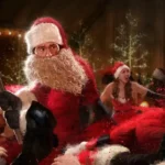 Cena violenta de Natal Sangrento (2025), com Papai Noel empunhando um machado em meio ao caos, destacada no artigo 10 Filmes de Natal Proibidos para Crianças.