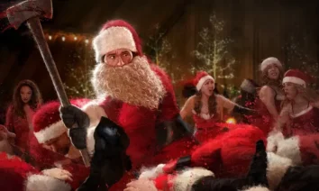Cena violenta de Natal Sangrento (2025), com Papai Noel empunhando um machado em meio ao caos, destacada no artigo 10 Filmes de Natal Proibidos para Crianças.