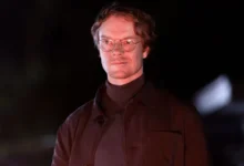 Alfie Allen em cena da minissérie Garota Sequestrada, produção da Paramount Plus com estreia em janeiro de 2026