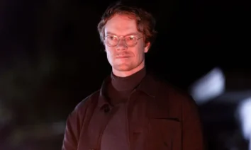 Alfie Allen em cena da minissérie Garota Sequestrada, produção da Paramount Plus com estreia em janeiro de 2026