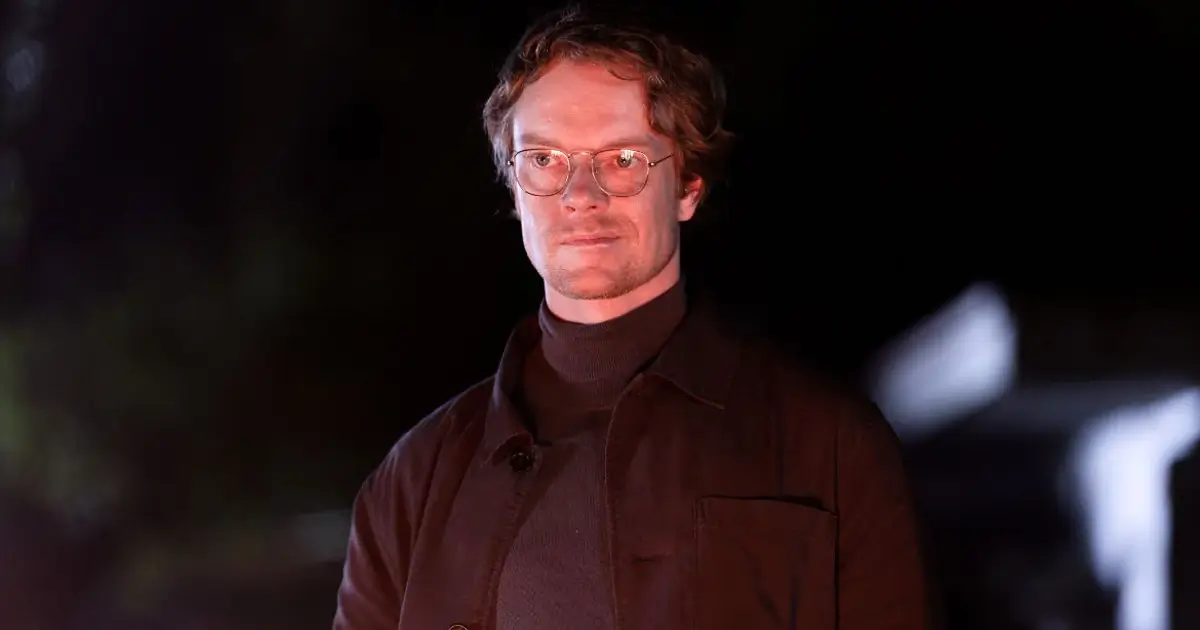 Alfie Allen em cena da minissérie Garota Sequestrada, produção da Paramount Plus com estreia em janeiro de 2026