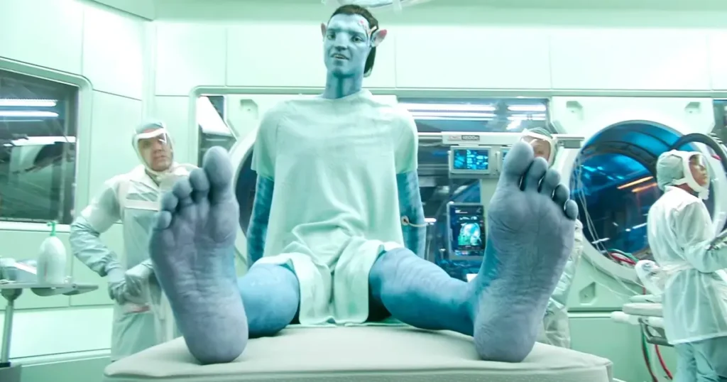 jake sully corpo avatar laboratorio rda avatar 2009 Jake Sully em corpo avatar híbrido humano–Na’vi no laboratório da RDA em Avatar (2009), observado por cientistas durante procedimentos de pesquisa