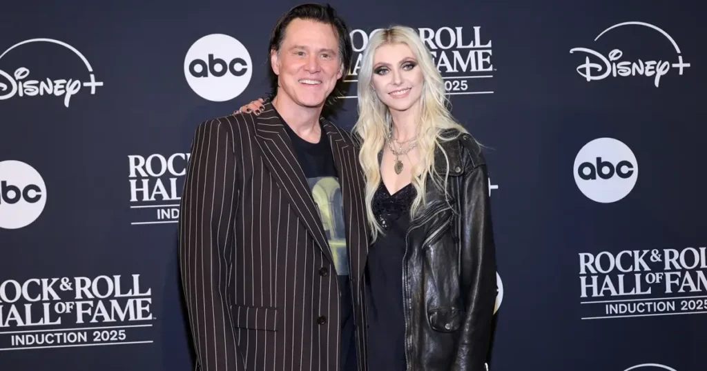 Jim Carrey e Taylor Momsen no tapete vermelho da cerimônia do Hall da Fama do Rock & Roll 2025 em Los Angeles.
