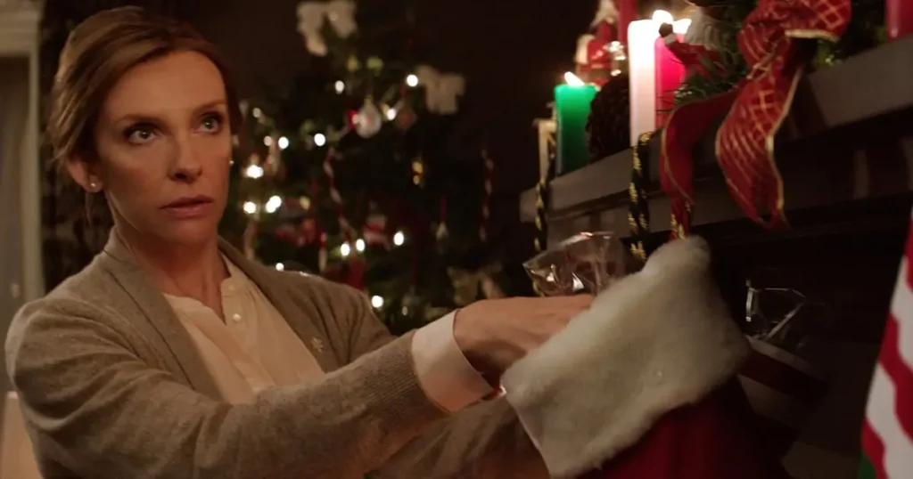 krampus o terror do natal Toni Collette em cena do filme Krampus: O Terror do Natal (2015), um filme de Natal de terror, impróprio para crianças, com atmosfera sombria e criaturas assustadoras.