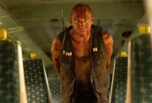 novo trailer de exterminio o templo dos ossos Ralph Fiennes coberto de sangue em cena dentro de um trem no filme Extermínio: O Templo dos Ossos — Novo trailer de Extermínio: O Templo dos Ossos