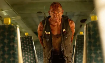 Ralph Fiennes coberto de sangue em cena dentro de um trem no filme Extermínio: O Templo dos Ossos — Novo trailer de Extermínio: O Templo dos Ossos