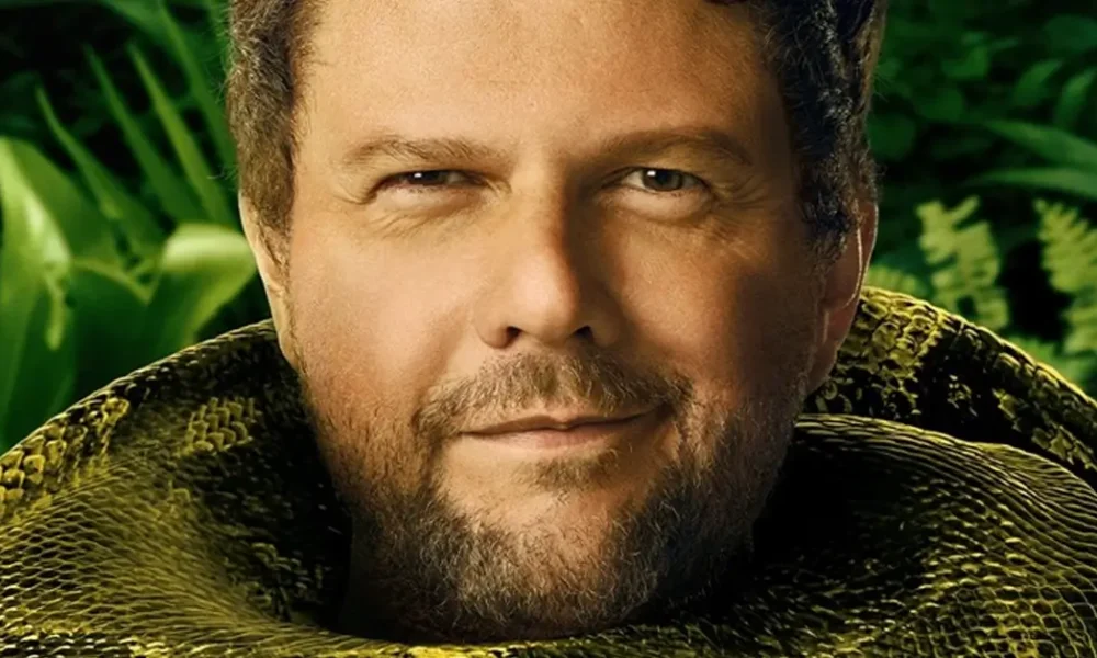 novos cartazes de anaconda Selton Mello em destaque nos novos cartazes de Anaconda, com uma píton gigante ao redor de seu pescoço