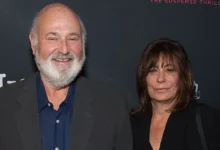 Rob Reiner e Michele Singer Reiner sorrindo em evento de tapete vermelho em Los Angeles