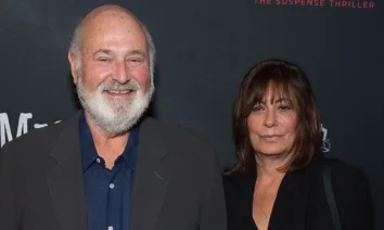 Rob Reiner e Michele Singer Reiner sorrindo em evento de tapete vermelho em Los Angeles
