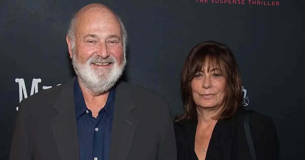Rob Reiner e Michele Singer Reiner sorrindo em evento de tapete vermelho em Los Angeles