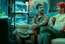 sequestro fake filme netflix Atores Mohammed Aldokhei e Abdullah AlDaris em cena do filme Sequestro Fake (2025), sentados em uma sala iluminada por aquários.