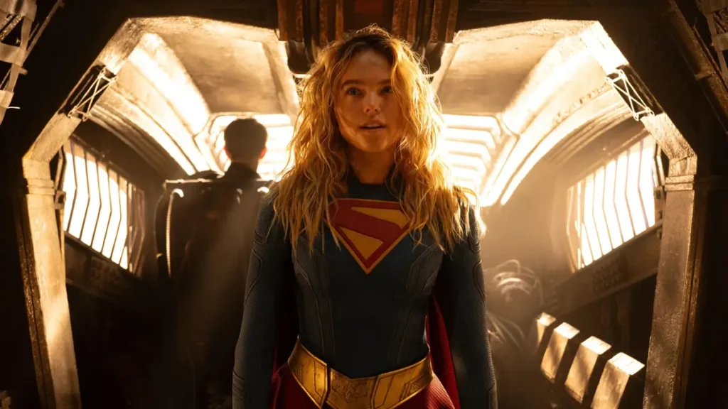 Supergirl interpretada por Milly Alcock em cena do filme Supergirl (2026), dentro de uma nave espacial com iluminação dramática