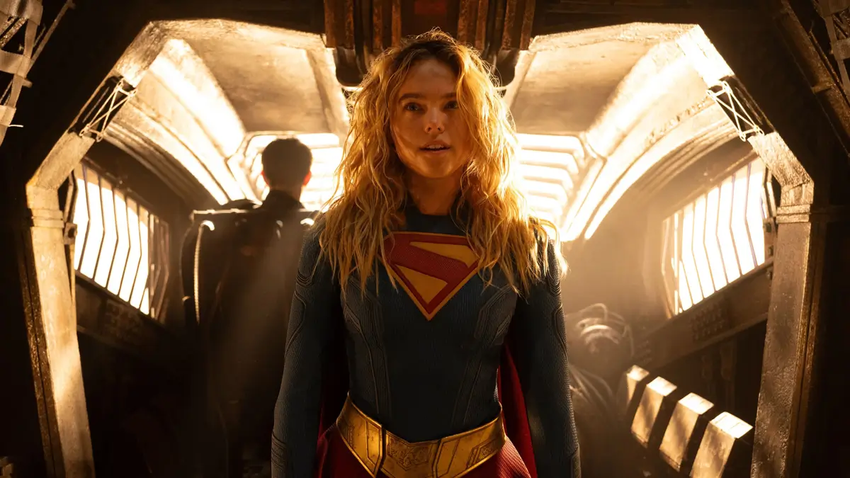 Supergirl interpretada por Milly Alcock em cena do filme Supergirl (2026), dentro de uma nave espacial com iluminação dramática