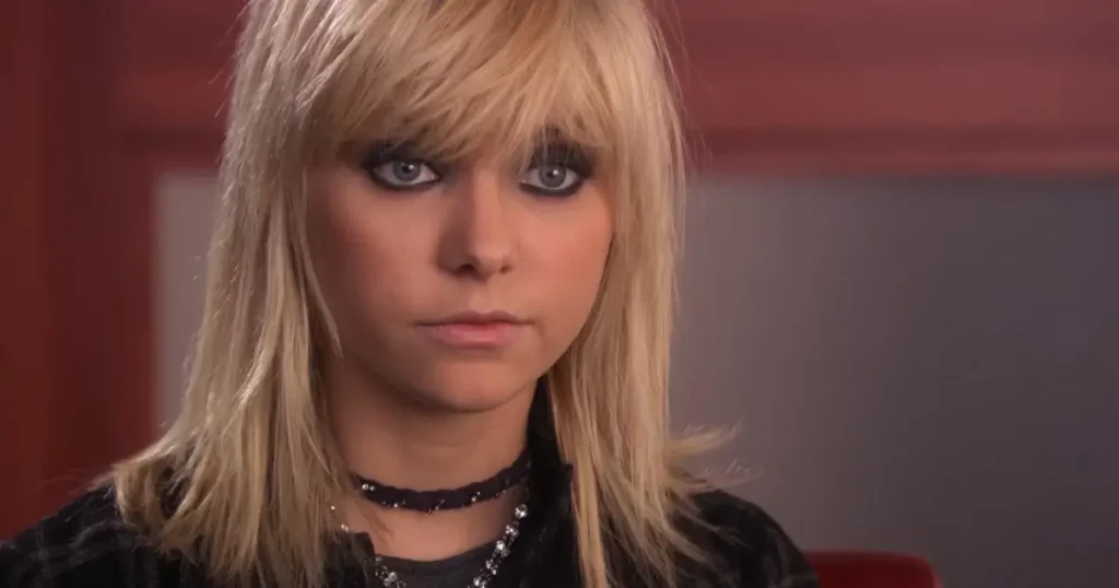 Taylor Momsen como Jenny Humphrey em Gossip Girl, durante a fase em que adotou um visual mais sombrio na série.