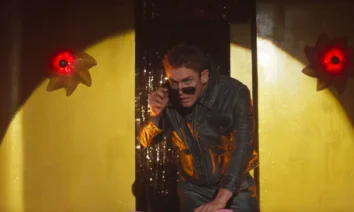 Patrick Criado em cena do teaser de Amarga Navidad, novo filme dirigido por Pedro Almodóvar