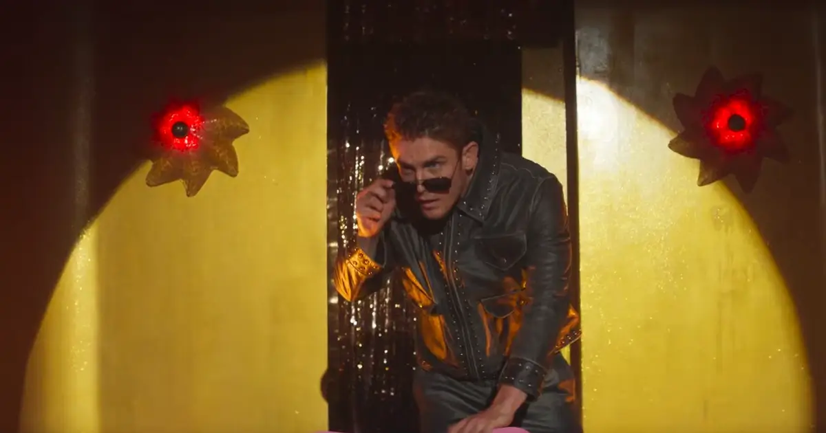 Patrick Criado em cena do teaser de Natal Amargo (Amarga Navidad), novo filme dirigido por Pedro Almodóvar