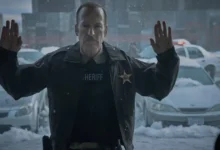 teaser de normal 2025 Bob Odenkirk como Ulysses em cena do teaser de Normal (2025), thriller de ação dirigido por Ben Wheatley, com o personagem usando uniforme de xerife em meio a um cenário urbano coberto de neve.