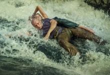 Charlize Theron e Taron Egerton em cena de ação no filme O Jogo do Predador (Apex), produção da Netflix com estreia em 24 de abril de 2026