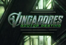 Logo oficial do teaser de Vingadores: Doutor Destino (2026), com título metálico em verde e fundo estilizado.
