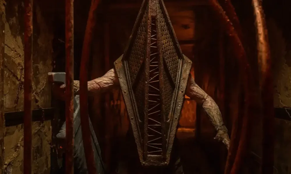 Pyramid Head em corredor macabro em cena de Terror em Silent Hill: Regresso Para o Inferno (2026), dirigido por Christophe Gans.