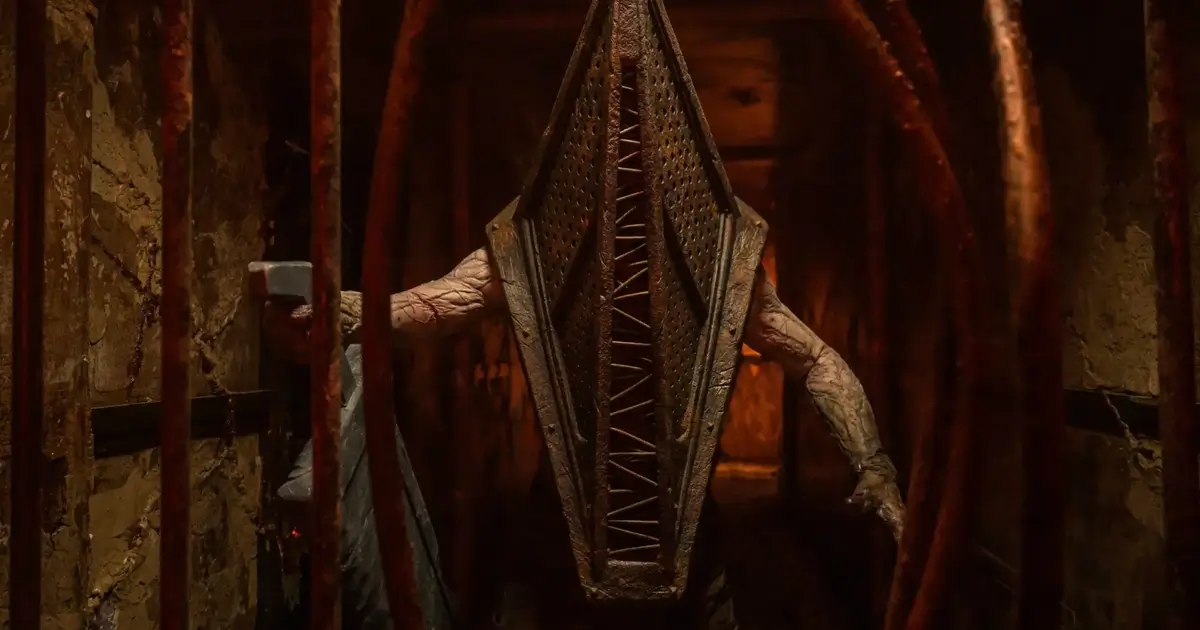 Pyramid Head em corredor macabro em cena de Terror em Silent Hill: Regresso Para o Inferno (2026), dirigido por Christophe Gans.
