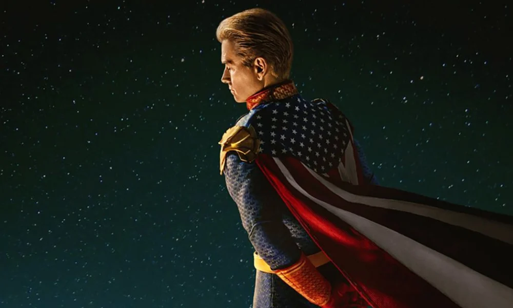 Antony Starr como Capitão Pátria olhando para o horizonte estrelado na quinta e última temporada de The Boys 5 – Temporada Final.