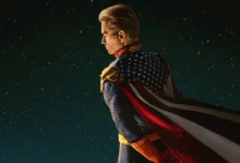 the boys 5 temporada Antony Starr como Capitão Pátria olhando para o horizonte estrelado na quinta e última temporada de The Boys 5 – Temporada Final.