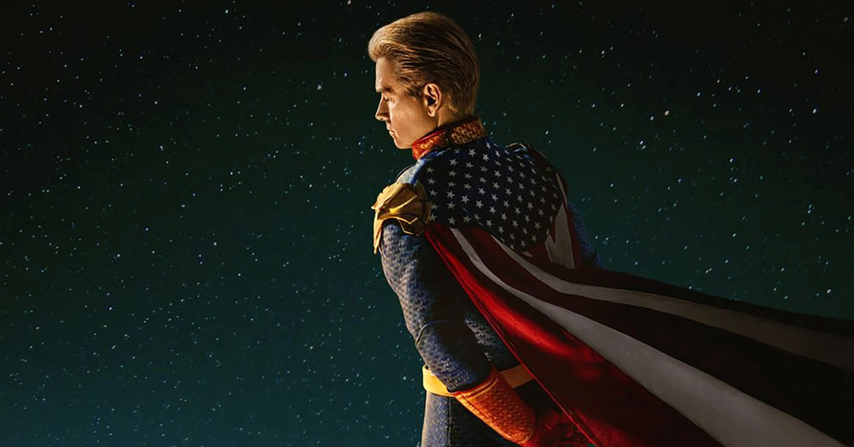 Antony Starr como Capitão Pátria olhando para o horizonte estrelado na quinta e última temporada de The Boys 5 – Temporada Final.
