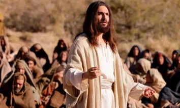 trailer de a ultima ceia 2025 Jamie Ward como Jesus Cristo em cena de “A Última Ceia”, ao lado de seguidores no deserto, imagem ao trailer de A Última Ceia.