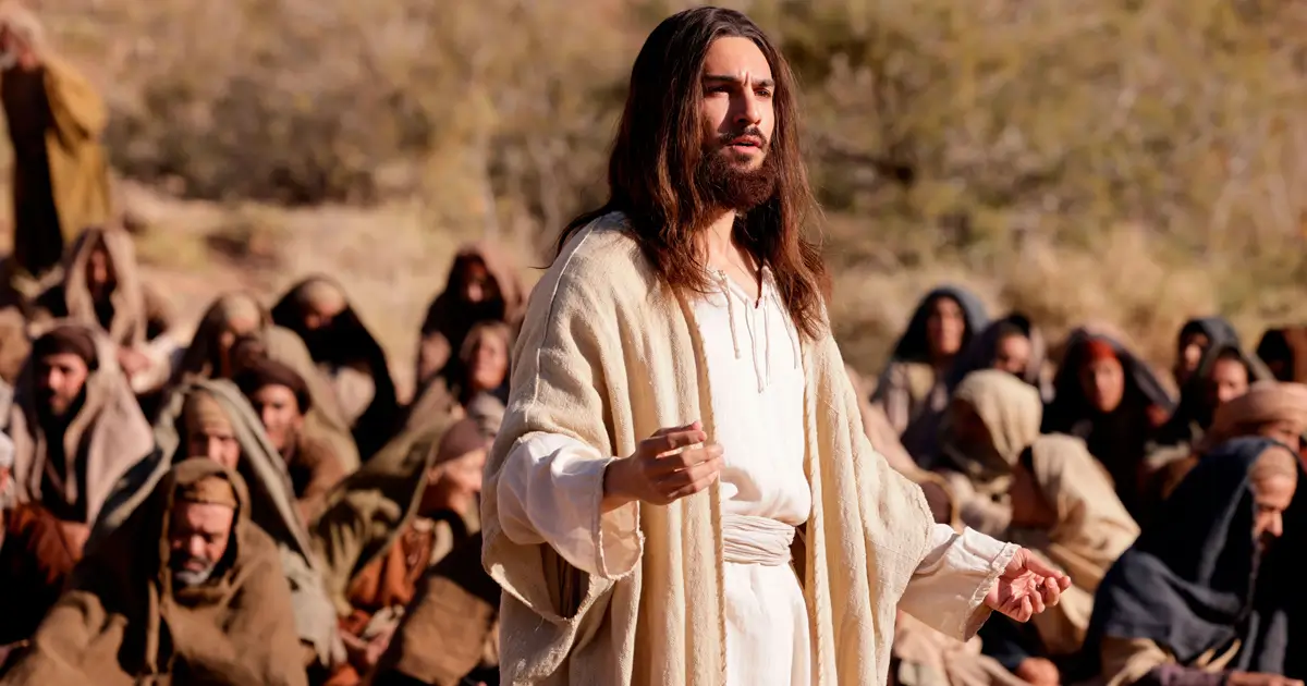Jamie Ward como Jesus Cristo em cena de “A Última Ceia”, ao lado de seguidores no deserto, imagem ao trailer de A Última Ceia.