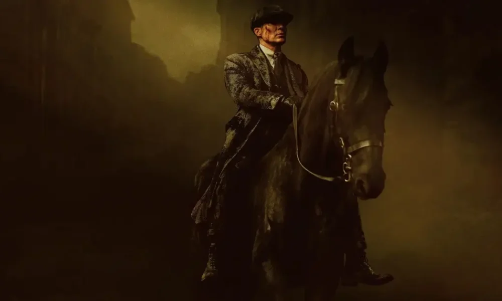 Personagem Tommy Shelby montado a cavalo em cena sombria do filme Peaky Blinders: O Homem Imortal (2026).